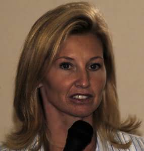 holly phillips wattles - lucy durtschi.jpg - 8242 bytes